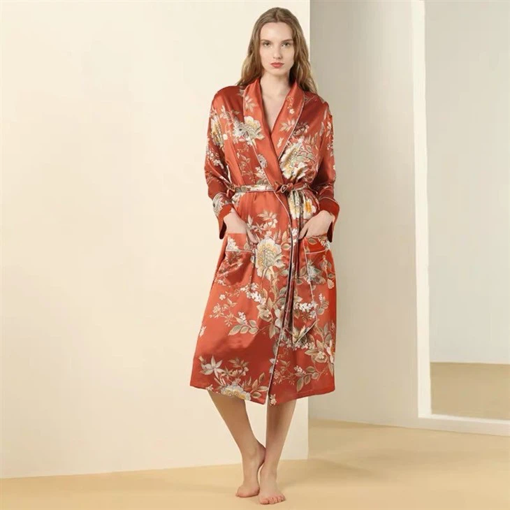 Custom Women′ S Comfortable 100% Printed Silk Robe Pyjamas